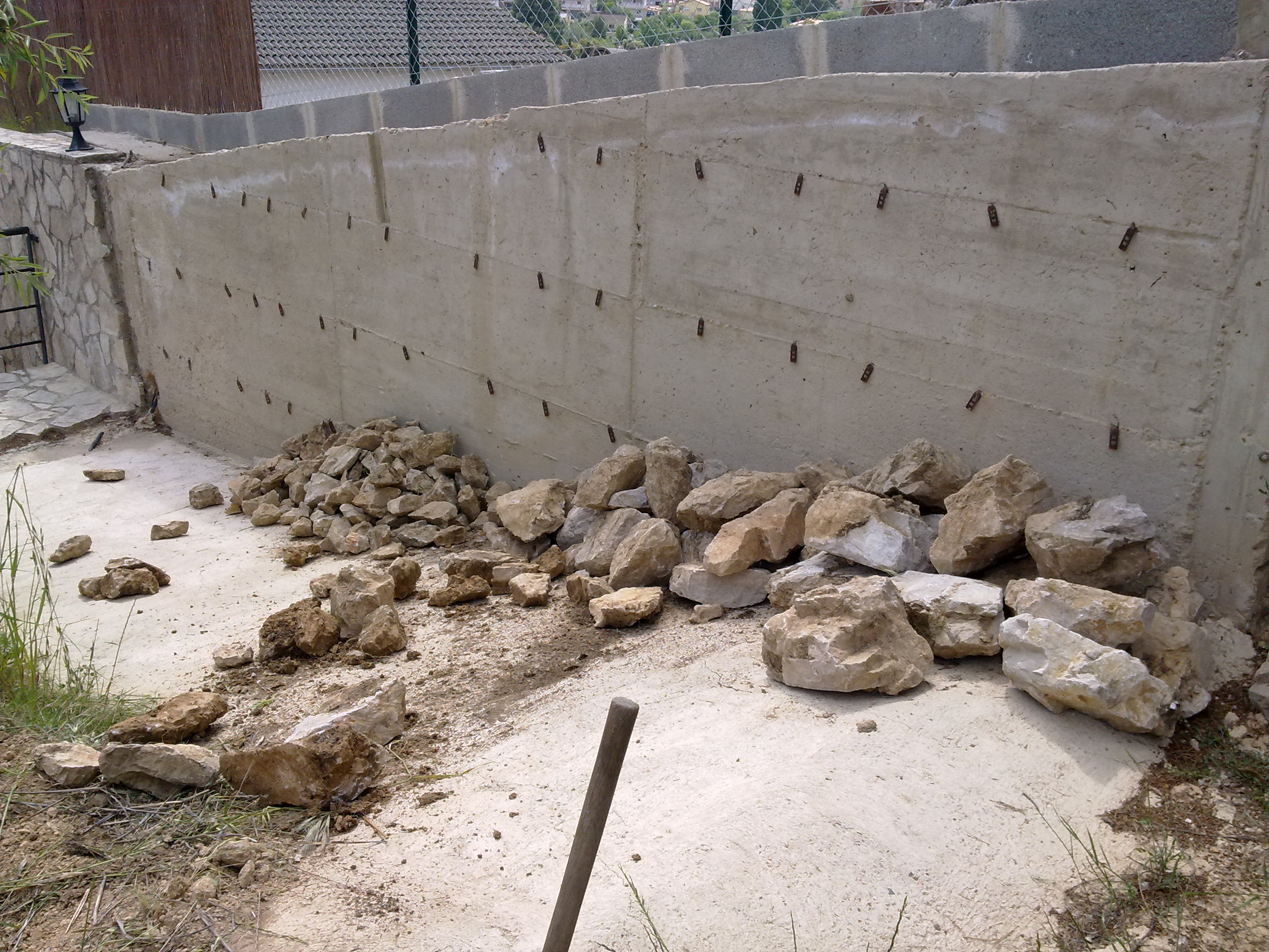 Construcción de muro de rocalla